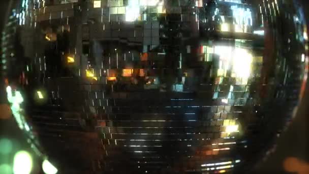 회전 거울 디스코 공입니다. 춤 또는 파티 개념 — 비디오