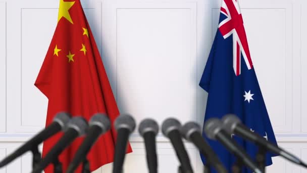 Banderas de China y Australia en reunión internacional o en conferencia de prensa de negociaciones — Vídeo de stock