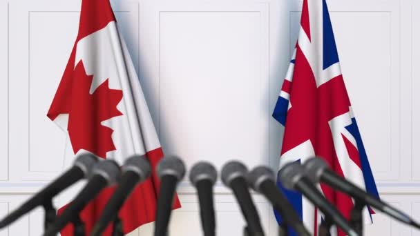 Kanada ve İngiltere bayrakları Uluslararası Toplantı veya anlaşmalarını basın toplantısında — Stok video