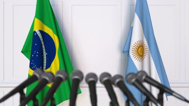 Bandiere del Brasile e dell'Argentina alla riunione internazionale o alla conferenza stampa dei negoziati — Video Stock