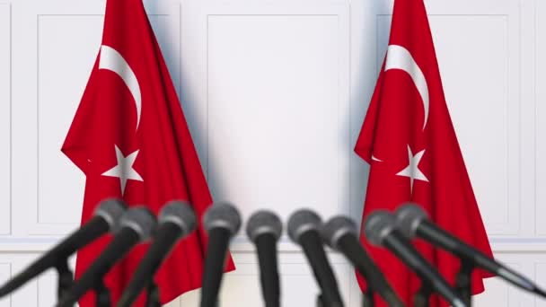 Török hivatalos sajtótájékoztatón. Zászlók, Törökország és mikrofonok. Fogalmi animáció — Stock videók