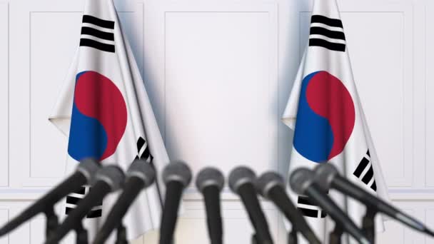 Korejské oficiální tiskové konference. Vlajky z Jižní Koreje a mikrofony. Konceptuální animace — Stock video