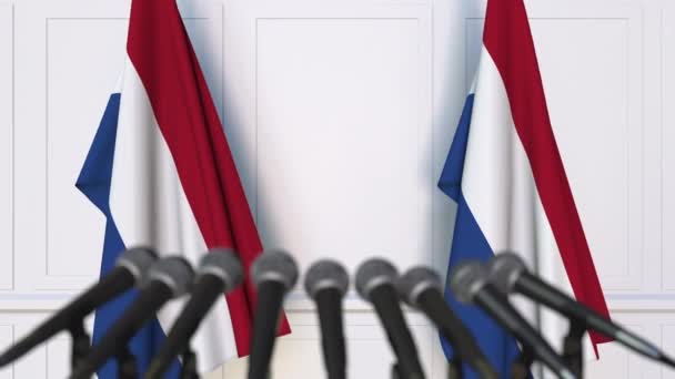 Conferencia de prensa oficial holandesa. Banderas de los Países Bajos y micrófonos. Animación conceptual — Vídeos de Stock