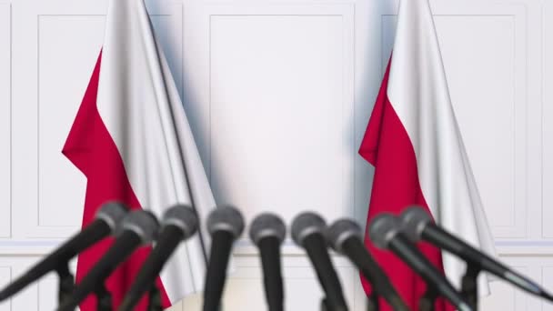 Conferência de imprensa oficial polaca. Bandeiras da Polônia e microfones. Animação conceitual — Vídeo de Stock