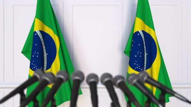 Conferencia de prensa oficial brasileña. Banderas de Brasil y micrófonos. Animación conceptual — Vídeo de stock