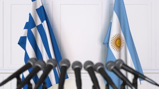 Flaggor av Grekland och Argentina vid internationella förhandlingar eller möte presskonferens — Stockvideo