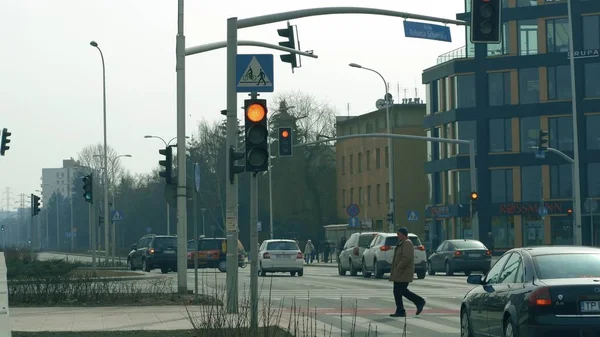 ワルシャワ, ポーランド - 2018 年 3 月 5 日。街の信号交差点 — ストック写真