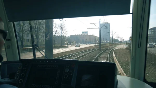 WARSAW, POLONIA - 5 marzo 2018. City tram driver POV girato — Foto Stock