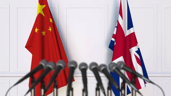 Flaggen Chinas und des Vereinigten Königreichs bei internationalen Treffen oder Konferenzen. 3D-Darstellung — Stockfoto