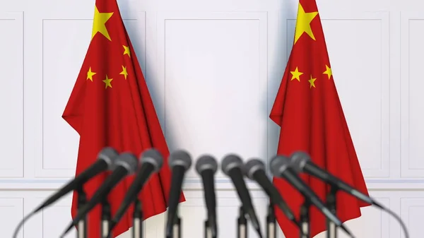中国官方新闻发布会。中国国旗和麦克风。概念3d 渲染 — 图库照片