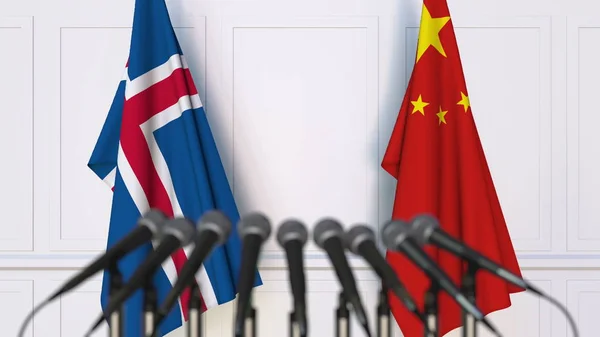 Bandiere dell'Islanda e della Cina in occasione di riunioni o conferenze internazionali. Rendering 3D — Foto Stock