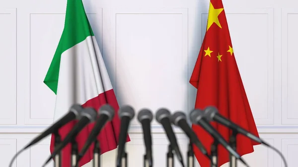 Flaggen Italiens und Chinas bei internationalen Treffen oder Konferenzen. 3D-Darstellung — Stockfoto