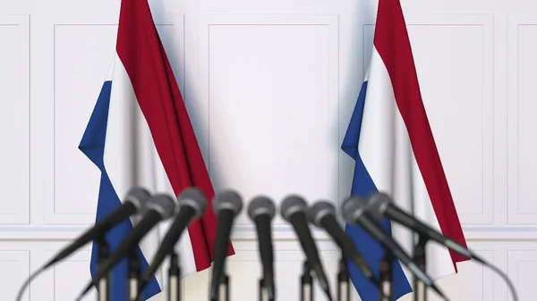Conferenza stampa ufficiale olandese. Bandiere dei Paesi Bassi e microfoni. Rendering 3D concettuale — Foto Stock