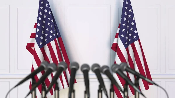 Conferência de imprensa oficial americana. Bandeiras dos Estados Unidos e microfones. Renderização 3D conceitual — Fotografia de Stock