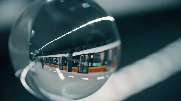 Μετρό τρένο στο σταθμό όπως φαίνεται μέσα από το γυαλί μπάλα — Φωτογραφία Αρχείου