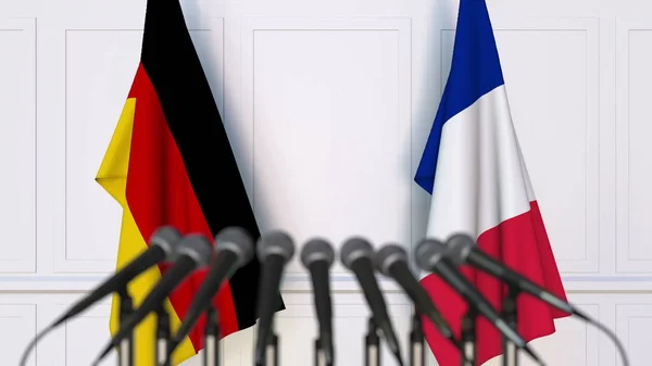 Flaggen von Deutschland und Frankreich bei internationalen Treffen oder Konferenzen. 3D-Darstellung — Stockfoto