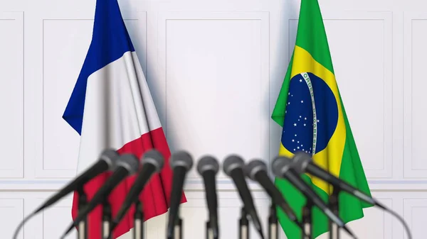 Bandeiras da França e do Brasil em reunião ou conferência internacional. Renderização 3D — Fotografia de Stock
