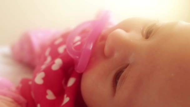Nyfödd baby flicka med den rosa nappen — Stockvideo