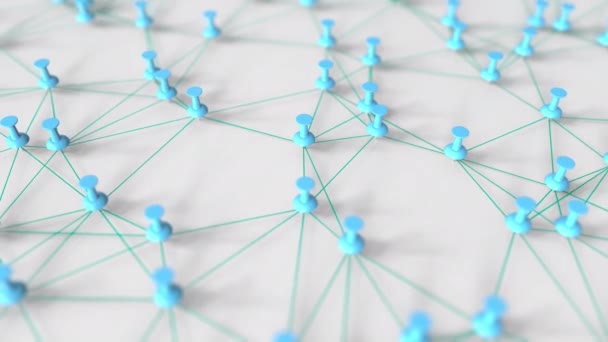 Blaue Stecknadeln und Fäden bilden ein Netzwerk auf einer Pinnwand — Stockvideo