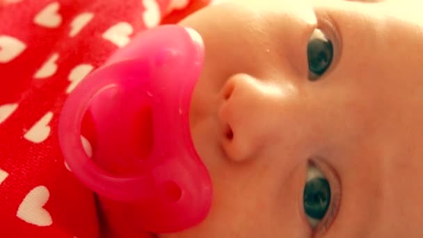 おしゃぶりと新生児の女の子の肖像画 — ストック動画