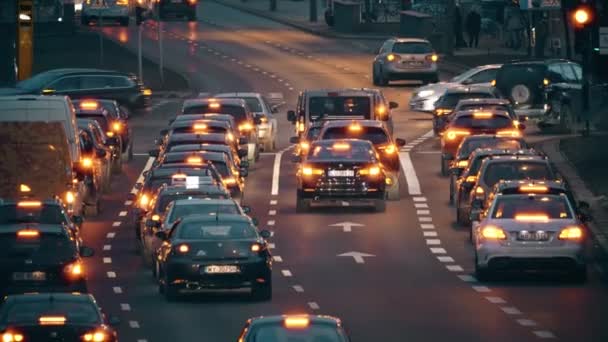 Warsaw, Polen - 12 maart 2018. Grote straat stadsverkeer op het snijpunt van de wegen in de avond — Stockvideo