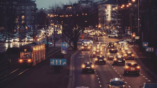 Warszawa - 12 marca 2018 r. Samochody zatrzymują się na skrzyżowaniu dróg. Główne miasta ruch uliczny w godzinach wieczornych — Zdjęcie stockowe