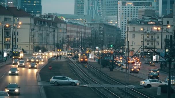 Warszawa, Polen - 12 mars 2018. Stora gatan stadstrafik på kvällen — Stockvideo