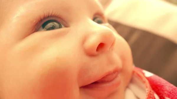 Linda niña recién nacida sonriendo. Lente ancha retrato de primer plano extremo — Foto de Stock