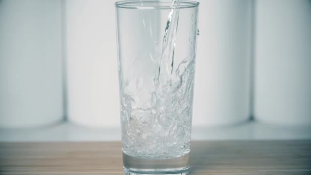 Ρίχνει καθαρό νερό σε ποτήρι, σούπερ αργή κίνηση πυροβολισμό — Αρχείο Βίντεο