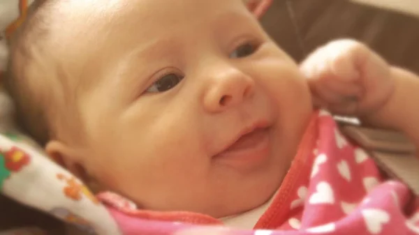 Novorozená holčička se usmívá — Stock fotografie