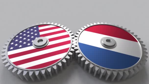 Bandiere degli Stati Uniti e dei Paesi Bassi sugli ingranaggi a maglie. Cooperazione internazionale animazione concettuale — Video Stock