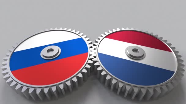 Flaggen Russlands und der Niederlande auf Maschenrädern. Konzeptionelle Animation der internationalen Zusammenarbeit — Stockvideo