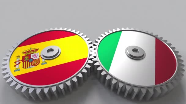 Flaggen Spaniens und Italiens auf ineinander greifenden Zahnrädern. Konzeptionelle Animation der internationalen Zusammenarbeit — Stockvideo