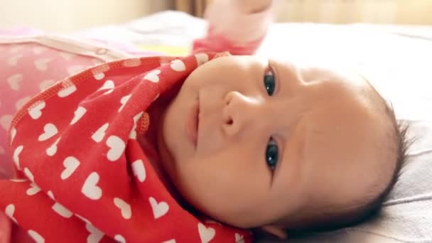 Fussy bebê recém-nascido menina prestes a chorar — Vídeo de Stock