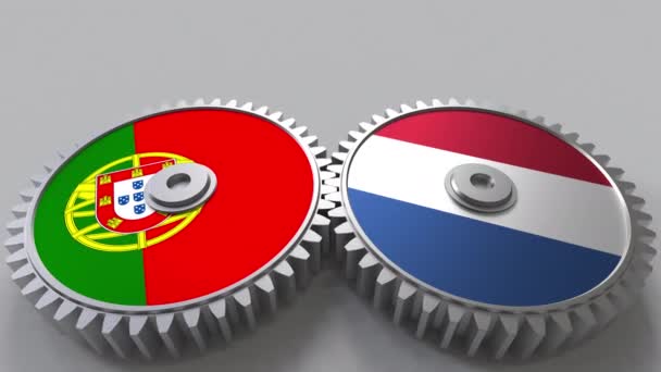 Flaggor av Portugal och Nederländerna på Meshning gears. Internationellt samarbete konceptuella animation — Stockvideo