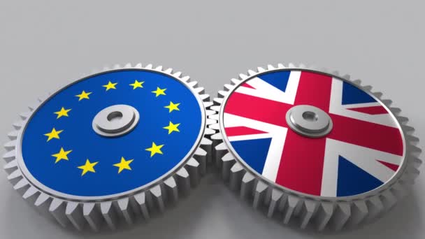 Banderas de la Unión Europea y del Reino Unido sobre engranajes de malla. Cooperación internacional animación conceptual — Vídeos de Stock