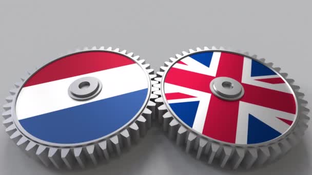 Lijst van vlaggen van Nederland en het Verenigd Koninkrijk op het weven van de versnellingen. Internationale samenwerking conceptuele animatie — Stockvideo