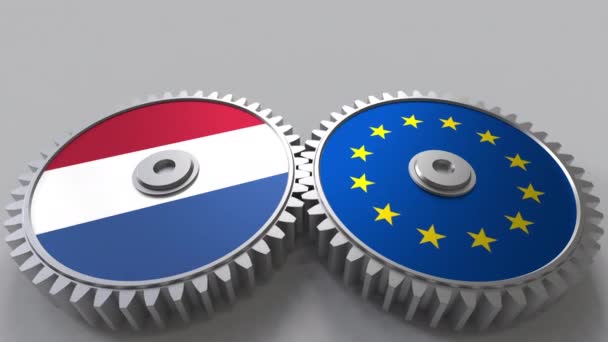 荷兰和欧洲联盟的旗子在啮合齿轮。国际合作概念动画 — 图库视频影像