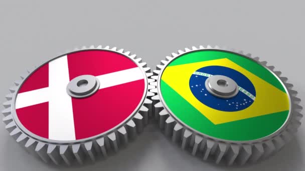 丹麦和巴西在啮合齿轮上的旗帜。国际合作概念动画 — 图库视频影像