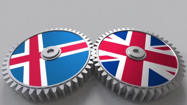 Флаги Исландии и Великобритании на сетчатых передачах. Концептуальная анимация международного сотрудничества — стоковое видео