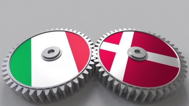 意大利和丹麦的旗子在啮合齿轮。国际合作概念动画 — 图库视频影像