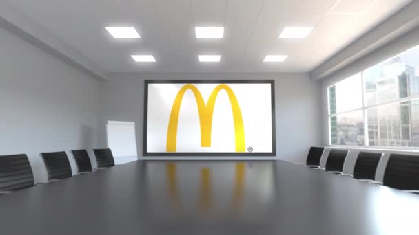 McDonalds логотип на екрані у конференц-зал. Редакційна 3d анімація — стокове відео