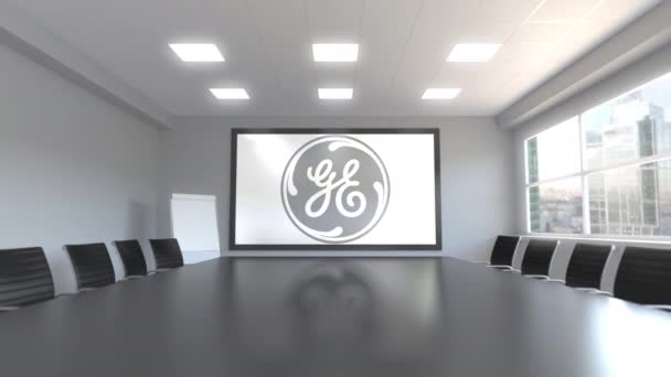 Логотип General Electric на экране в конференц-зале. Редакционная 3D анимация — стоковое видео