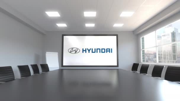 Λογότυπο της Hyundai Motor Company στην οθόνη σε μια αίθουσα συσκέψεων. Συντακτική 3d animation — Αρχείο Βίντεο