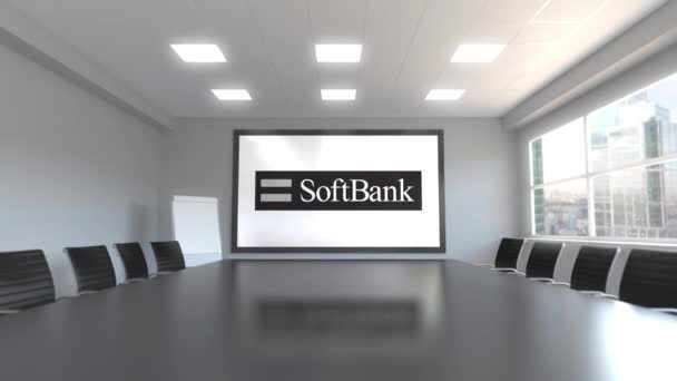 Логотип SoftBank на экране в конференц-зале. Редакционная 3D анимация — стоковое видео