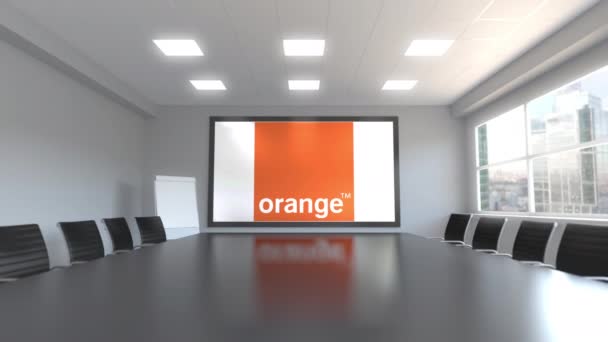 Oranžové S.A. logo na obrazovce v konferenční místnosti. Redakční 3d animace — Stock video