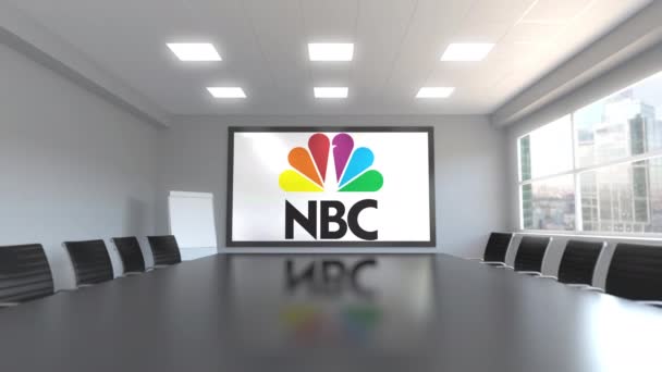 会議室でスクリーンの国立放送会社 Nbc のロゴ。3 d アニメーションの編集 — ストック動画