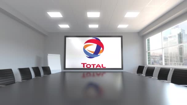 Toplam S.A. logo üstünde perde bir toplantı odasında. Editoryal 3d animasyon — Stok video