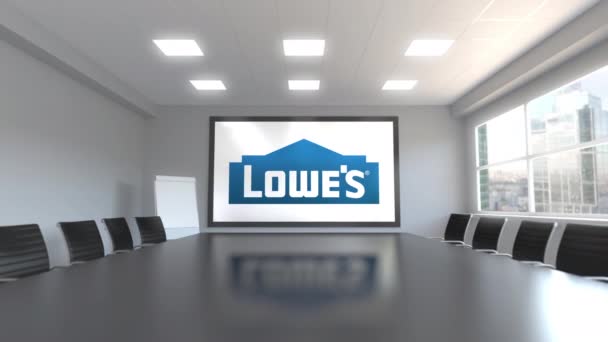 Lowes Logo auf dem Bildschirm in einem Besprechungsraum. redaktionelle 3D-Animation — Stockvideo