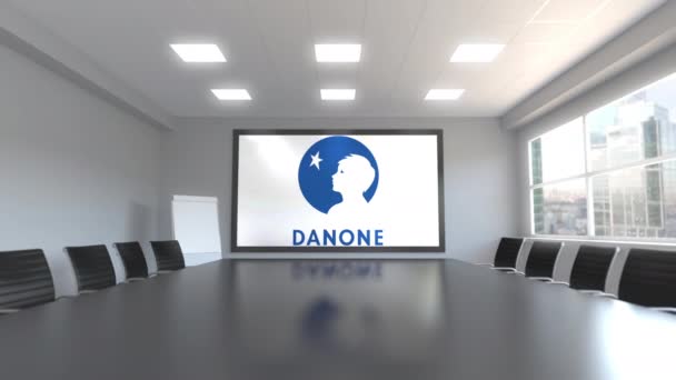 Logo Danone à l'écran dans une salle de réunion. Animation 3D éditoriale — Video